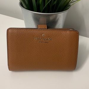 BNWT KATE SPADE SOFT PEBBLED BROWN LEATHER / 2 fold compact wallet